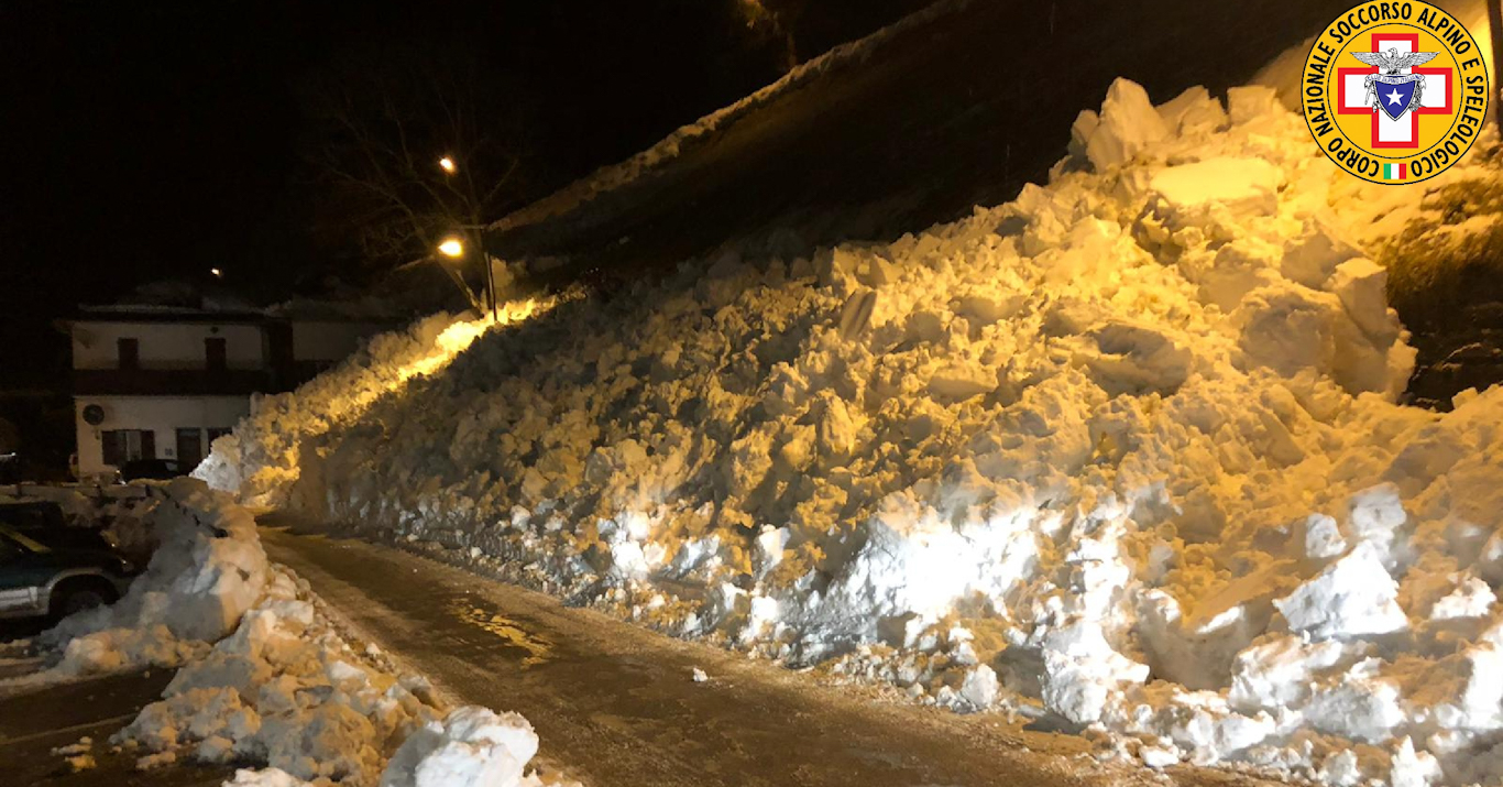 Grande Valanga In Strada A Pieve Di Livinallongo